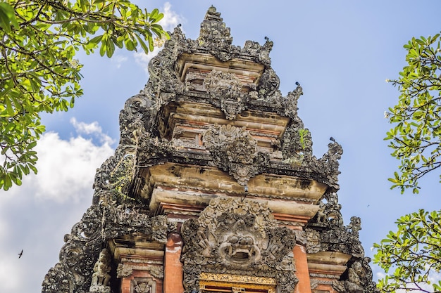 Templo Pura Taman Kemuda Saraswati en Ubud, isla de Bali, Indonesia.