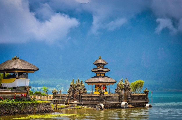 Templo de Pura ulu danau junto al lago Bratan contra el cielo