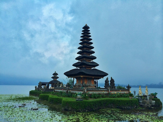 Templo de Pura ulu danau en el lago Bratan