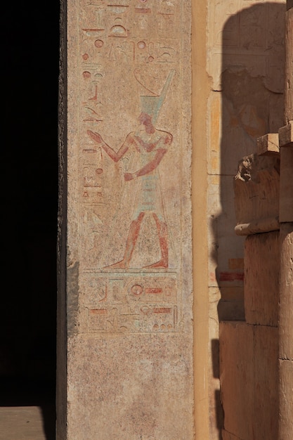 Foto templo de la reina hatshepsut en luxor, egipto