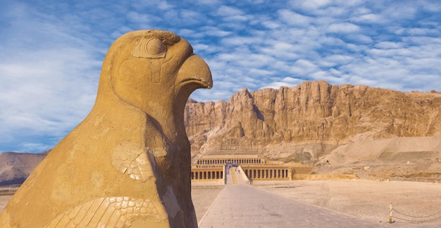 Templo de la reina Hatshepsut Vista del templo en la roca en Egipto