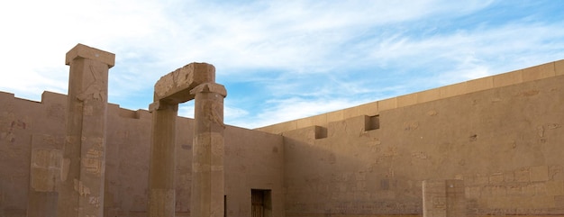 Templo de la reina Hatshepsut Vista del templo en la roca en Egipto