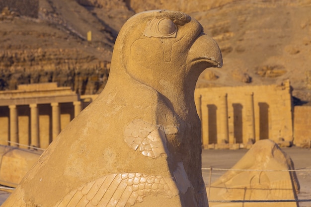 Templo de la reina Hatshepsut, Vista del templo en la roca en Egipto