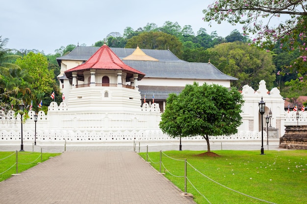 Templo de la Reliquia del Diente Sagrado o Sri Dalada Maligawa en Kandy, Sri Lanka. El Templo de la Reliquia del Diente Sagrado es un templo budista ubicado en el complejo del palacio real del Reino de Kandy.