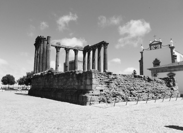 El templo romano de Evora contra el cielo