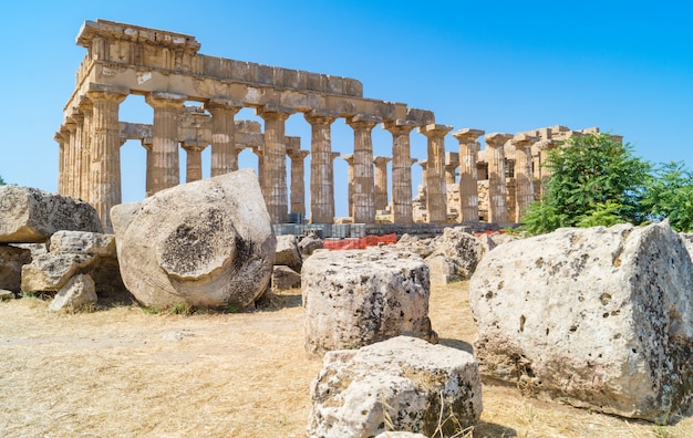 Templo en ruinas en la antigua ciudad de Selinunte, Sicilia, Italia