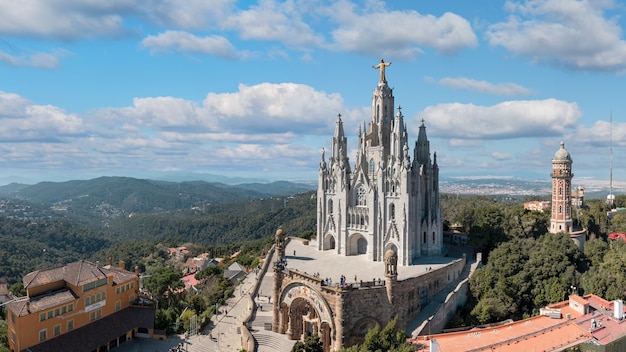 Templo del Sagrado Corazón de Jesús en el Monte Tibidabo de cielo azul.