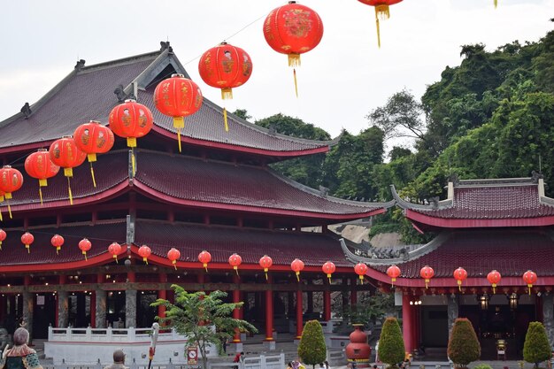 Templo Sampookong Um templo histórico com arquitetura tradicional chinesa e javanesa