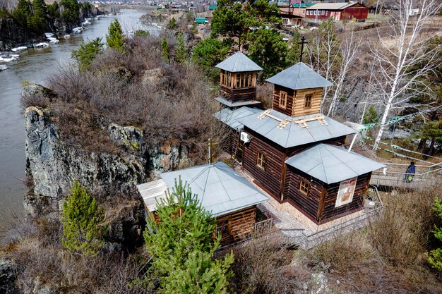 Templo de San Juan el teólogo en la isla de Patmos en el río Katun en las montañas de Altai cerca del pueblo de Chemal Siberia rusa vista aérea
