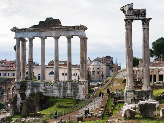 Templo de Saturno en el Foro Romano en Roma