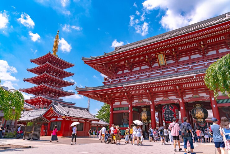 Templo Sensoji en Asakusa El templo Sensoji en el área de Asakusa es el templo más antiguo de Tokio