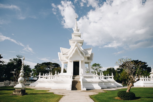 Foto templo tailandês chamado templo branco no norte da tailândia, em uma cidade chamada changrai