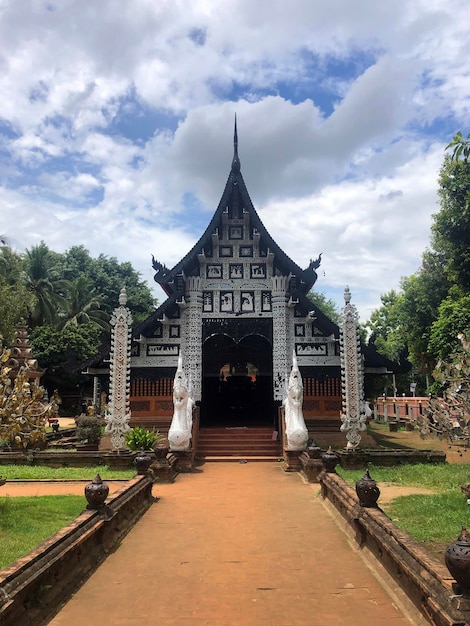 Templo tailandés con cielo azul