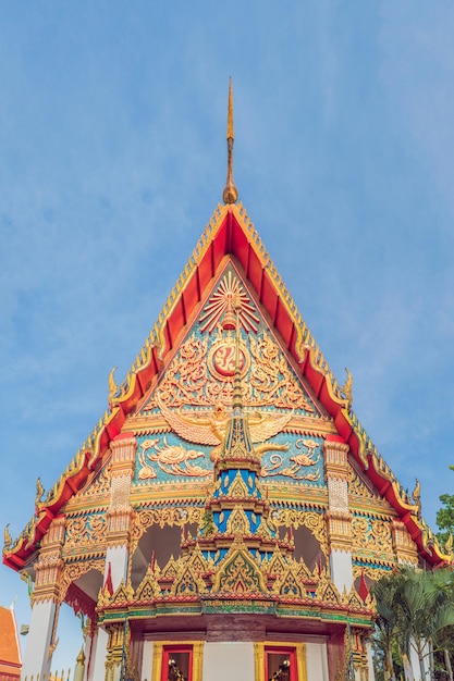 Templo tailandés en la ciudad de Phuket Wat Mongkolnimit