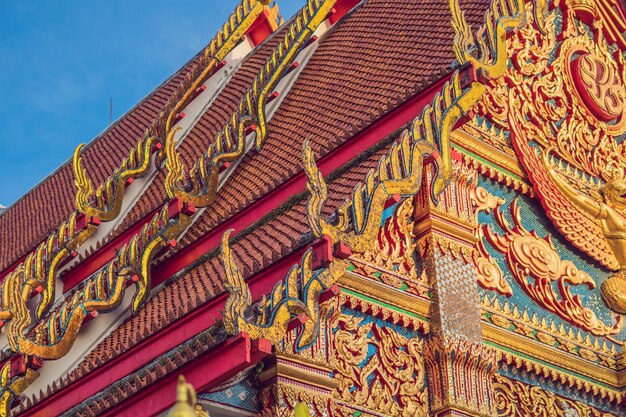 Templo tailandés en la ciudad de phuket wat mongkolnimit