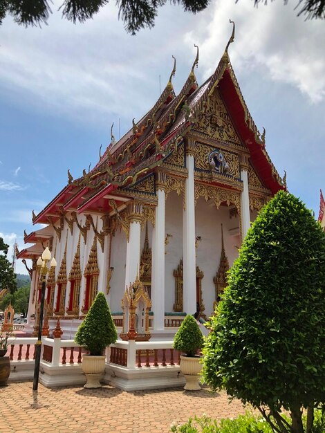 Foto templo tailandês com céu azul e nuvem branca em wat phra that hariphunchai lamphun tailândia