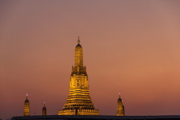 Templo tailandés con luz del crepúsculo y de la noche.