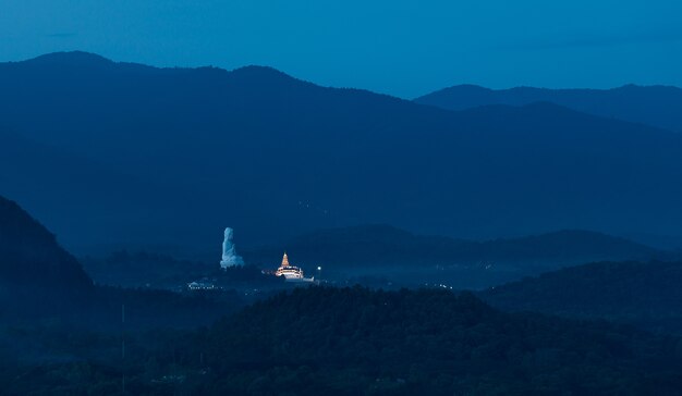 Templo tailandés en el medio de la montaña después del atardecer