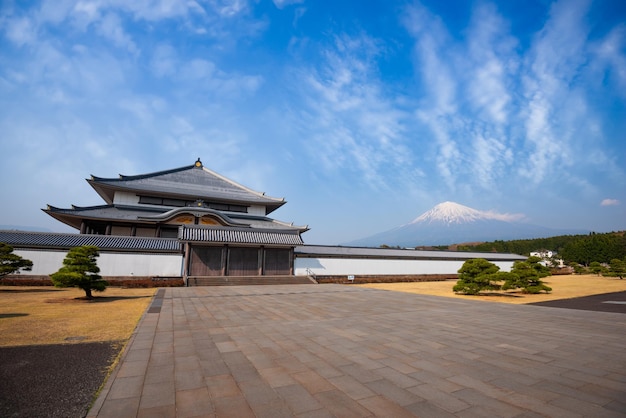 Templo Taisekiji con el Monte Fuji