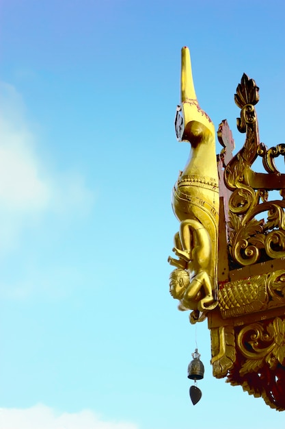 Templo de techo de madera cloue-up con campana en el norte de tailandia