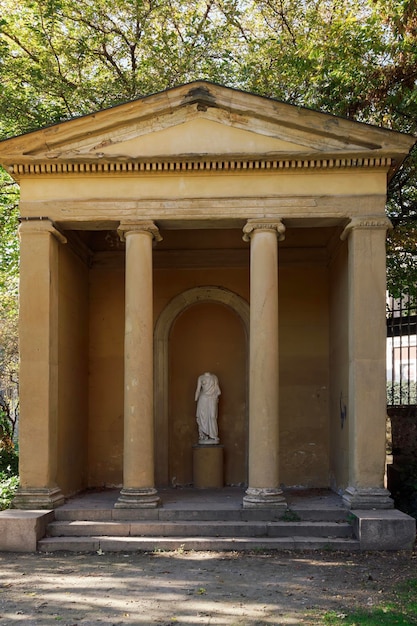 Foto templo tempietto del cagnola con columnas jónicas y una estatua de ninfa en los jardines de guastalla milán italia
