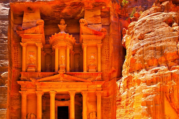 Foto el templo del tesoro (al-khazneh) en petra, jordania