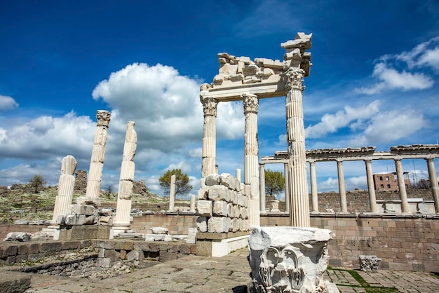 Templo de Trajano en la antigua ciudad de Pérgamo, Bergama, Turquía en un hermoso día de primavera