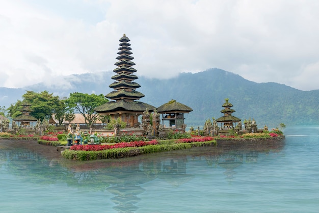 Templo Ulun Danu cerca del lago