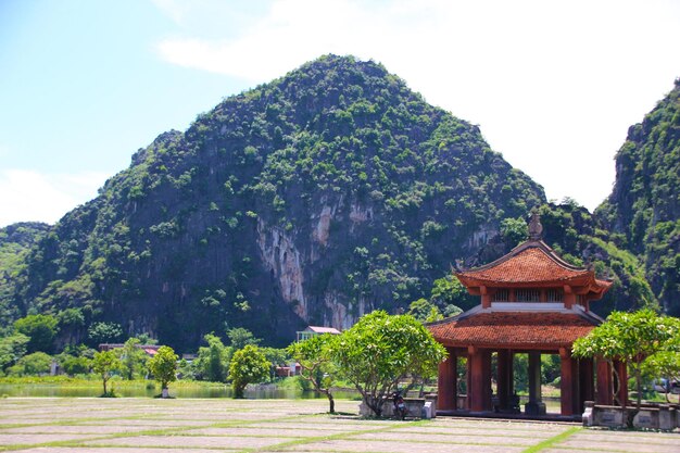 Templo vermelho entre as montanhas da selva em um dia ensolarado