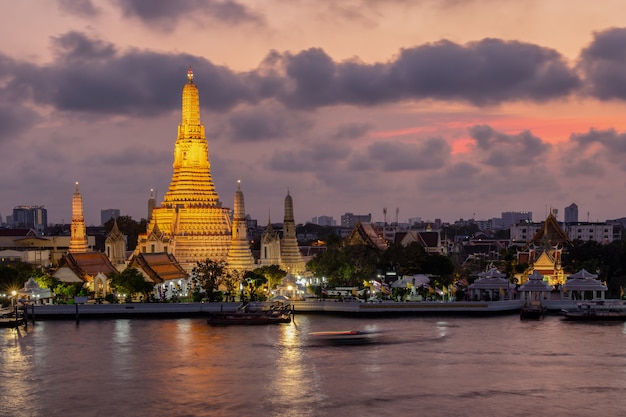 Templo de vista nocturna de Wat Arun en Bangkok, Tailandia