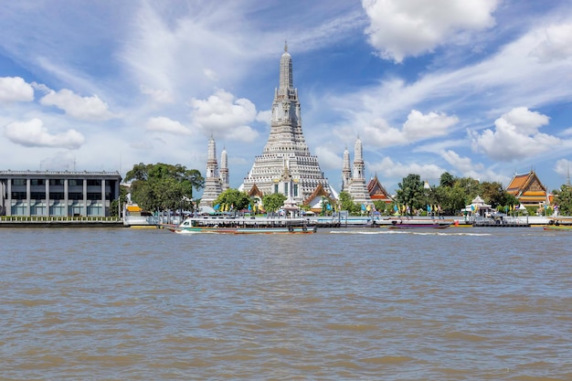 Templo Wat Arun del amanecer y el río Chao Phraya en un día soleado Bangkok Tailandia