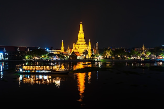 Templo Wat Arun com rio Chao Phraya à noite em Bangkok, Tailândia