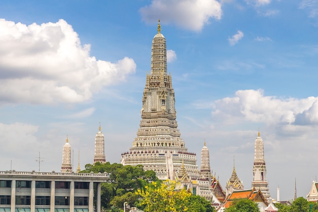 Templo wat arun em bangkok, tailândia em um dia de verão