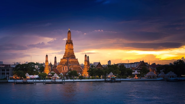 Templo Wat Arun ou Templo de Daw ao pôr do sol em Bangkok Tailândia