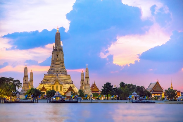 Foto templo de wat arun durante la puesta de sol en bangkok, tailandia, uno de los monumentos más famosos de bangkok, thaila