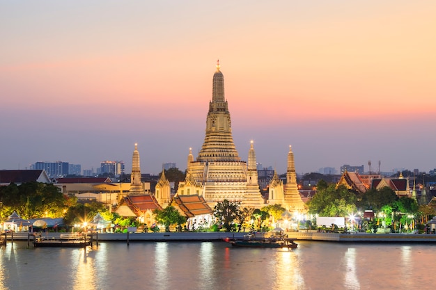 Templo de Wat Arun en la puesta del sol en Bangkok Tailandia