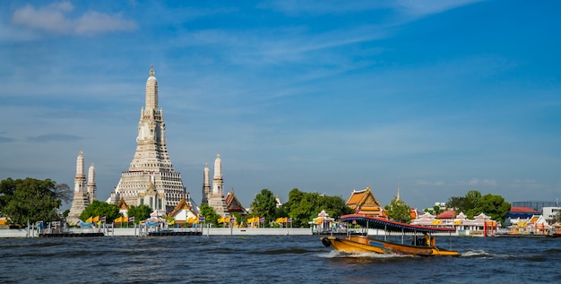 Templo Wat Arun con río y barco de transporte en la ciudad de Bangkok