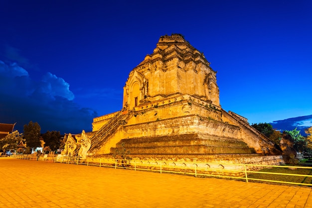 Templo Wat Chedi Luang al atardecer, Chiang Mai, Tailandia