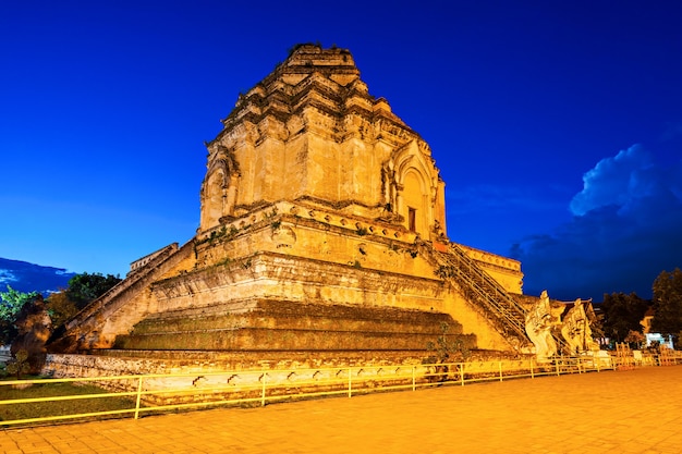 Templo Wat Chedi Luang al atardecer, Chiang Mai, Tailandia