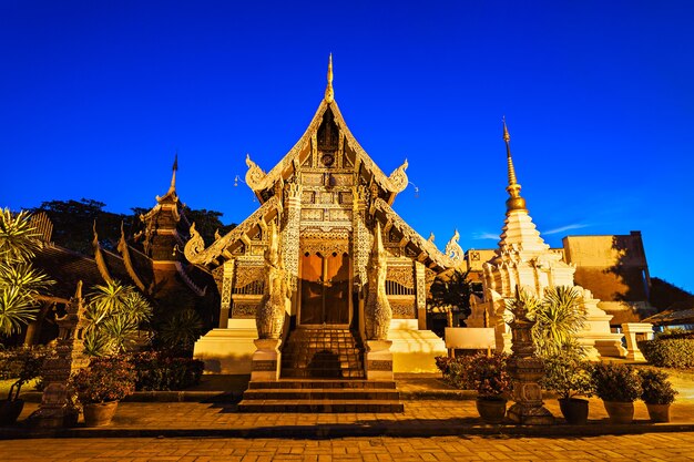 Foto templo wat chedi luang ao pôr do sol, chiang mai, tailândia