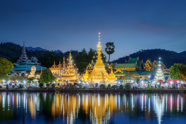 El templo Wat Jongklang y el templo Wat Jongkham es el lugar de mayor atención para los turistas con el cielo al atardecer en Mae Hong Son cerca de Chiang mai, Tailandia