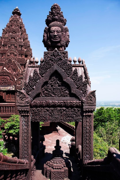 Templo Wat Khao Sanam Chaeng em Lopburi, Tailândia