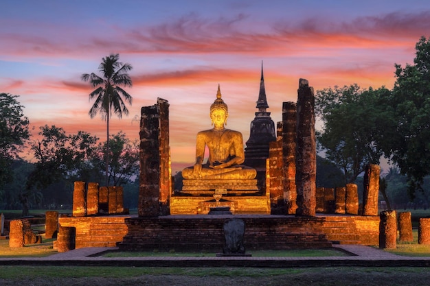 Templo Wat Mahathat no parque histórico de Sukhothai, província de Sukhothai, Tailândia