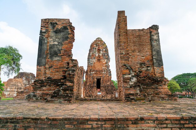 Templo Wat Mahathat no recinto do Parque Histórico de Sukhothai, Patrimônio Mundial da UNESCO em Ayutthaya, Tailândia