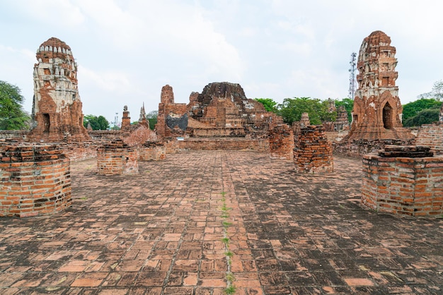 Templo Wat Mahathat no recinto do Parque Histórico de Sukhothai, Patrimônio Mundial da UNESCO em Ayutthaya, Tailândia