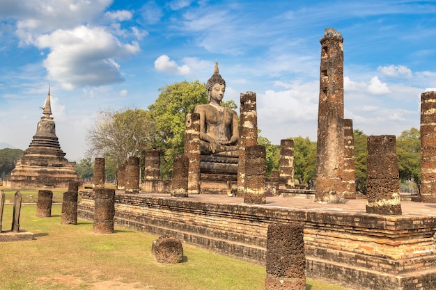 Templo Wat Mahathat en el parque histórico de Sukhothai, Tailandia en un día de verano