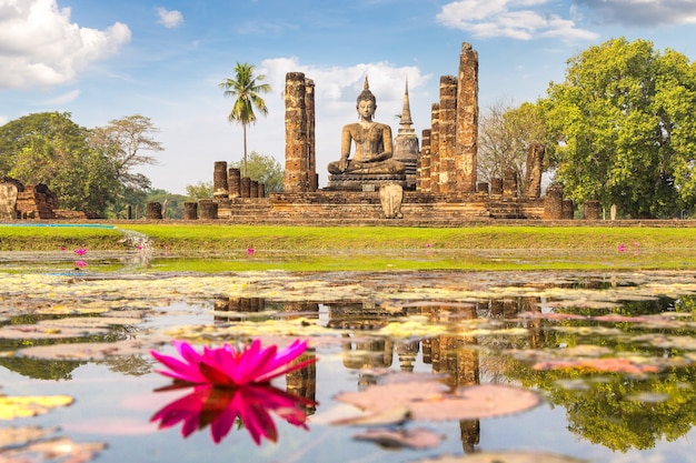 Templo Wat Mahathat en el parque histórico de Sukhothai, Tailandia