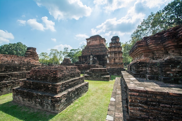 Templo Wat Mahathat en el parque histórico de Sukhothai, Tailandia