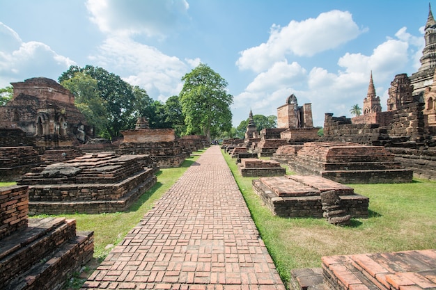 Templo Wat Mahathat en el parque histórico de Sukhothai, Tailandia