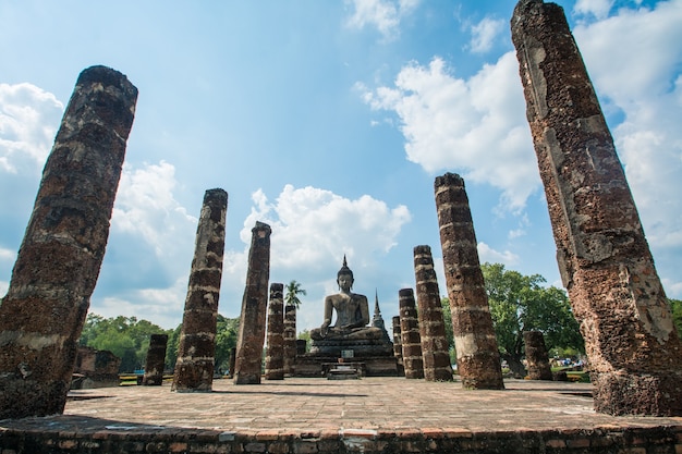 Templo Wat Mahathat en el parque histórico de Sukhothai, Tailandia